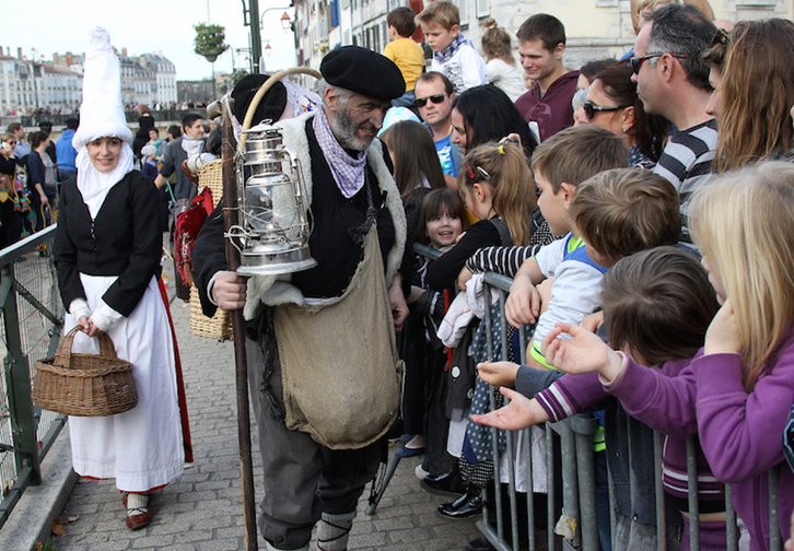 Olentzero eta MariDomingi berriz helduko dira, heldu den urtean, Baionako karriketara. (Bob EDME)