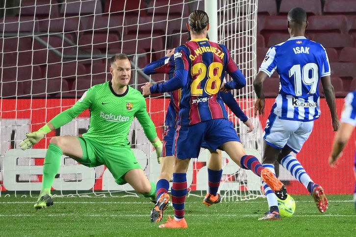Isak no ha podido convertir en gol sus ocasiones ante Ter Stegen. (LLUIS GENE / AFP)