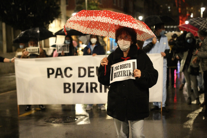 Ante el PAC de Deusto, esta noche de miércoles. (Sindicato Médico)