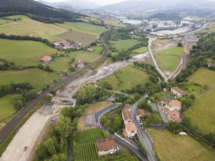 El accidenta laboral mortal ha tenido lugar en las obras de la circunvalación de Saratxo. (LAB)