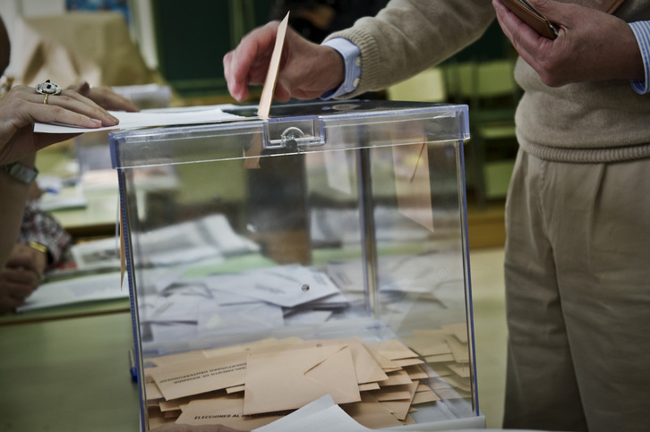 Imagen de una urna en unas elecciones. (Lander FERNÁNDEZ DE ARROYABE/FOKU)