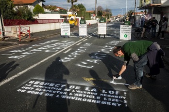 Bizi! a mené une action mardi 15 décembre pour dénoncer le non respect de la loi sur l'environnement par Maider Arostéguy sur la rénovation de l'avenue Kennedy. © Guillaume FAUVEAU