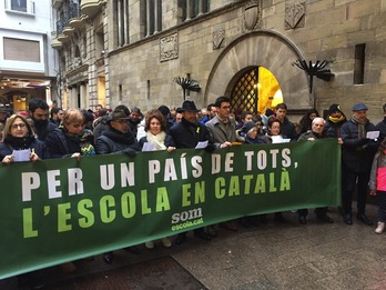 Concentración a favor del catalán en la escuela en Lleida, en 2018. (JuntsxCat)