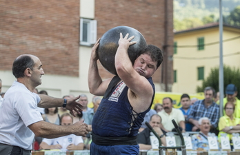 Aimar Irigoien, Euskal Herriko harri handien txapelketan hamar aldiz gailendu den harrijasotzailea. (Jon URBE / FOKU)