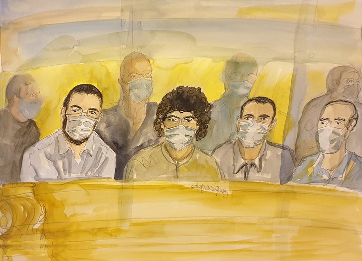 Al Kazzani, a la izquierda junto a los otros tres condenados. (Elisabeth DE POURQUERIE | AFP)