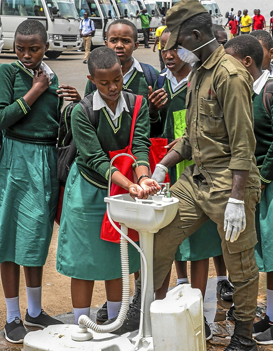 Ruandako ikasleak eskuak garbitzen (STRINGER / APF)