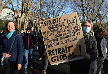 Iragan abenduaren 12an Baionako Herriko Etxearen aitzinean Segurtasun Orokorreko Legea salatzeko eginiko mobilizazioa. (Bob EDME)