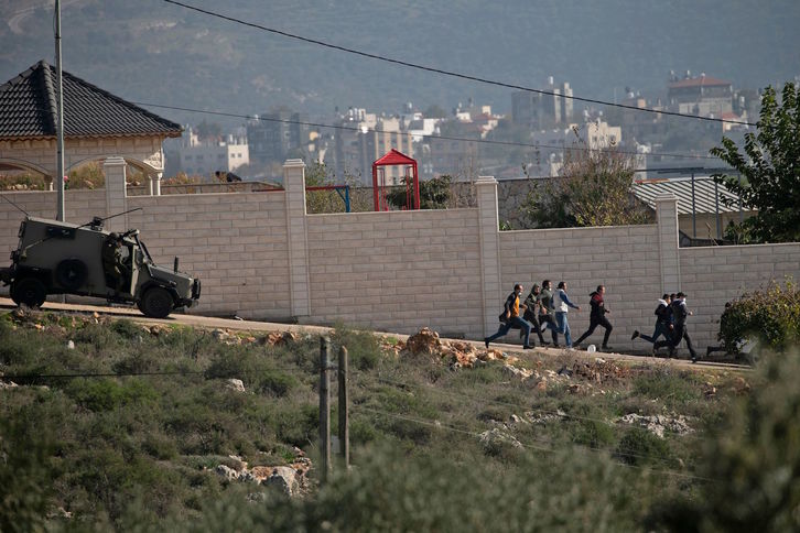 Palestinos huyen de las fuerzas israelíes durante una protesta en Cisjordania. (Jaafar ASHTIYEH/AFP)