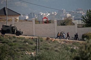 Palestinos huyen de las fuerzas israelíes durante una protesta en Cisjordania. (Jaafar ASHTIYEH/AFP)