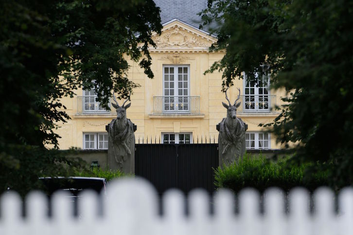 Residencia de La Lanterne próxima a Versailles en que Macron pasa la cuarenena tras ser diagnosticado de covid-19. (Kenzo TRIBOUILLARD/AFP)