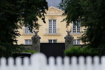 Residencia de La Lanterne próxima a Versailles en que Macron pasa la cuarenena tras ser diagnosticado de covid-19. (Kenzo TRIBOUILLARD/AFP)