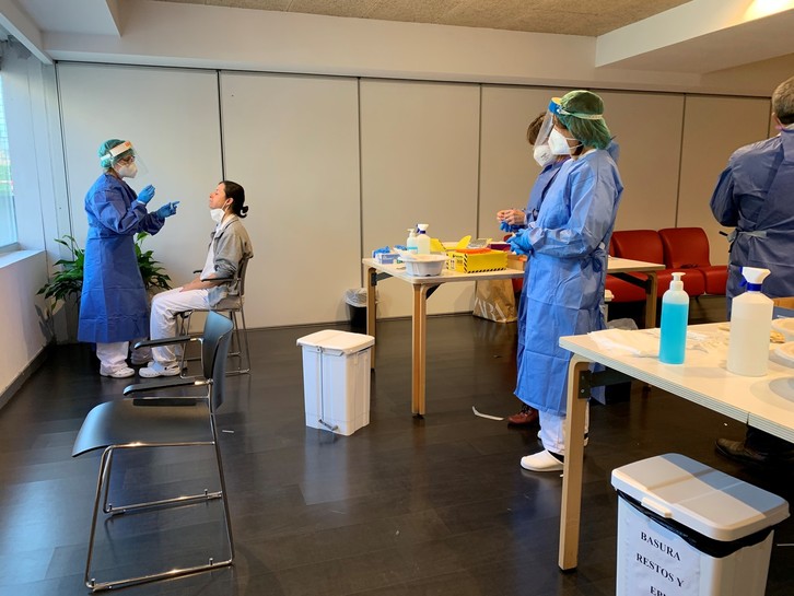 Profesionales sanitarias realizan pruebas diagnósticas en el CAIDIS San José. (Gobierno de Nafarroa)