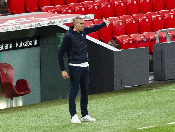 Garitano durante el partido contra el Huesca. (Monika DEL VALLE / FOKU)
