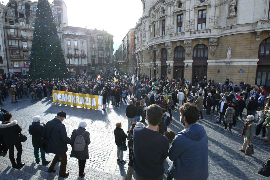 Arriaga plazan elkartu dira bizkaitar hiriburuan. (Aritz LOIOLA / FOKU)