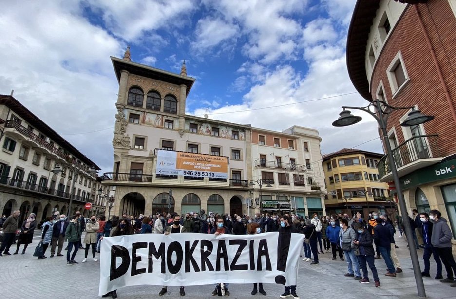 Gernikan ere bildu da jendea. (@Gernika_EHBildu)