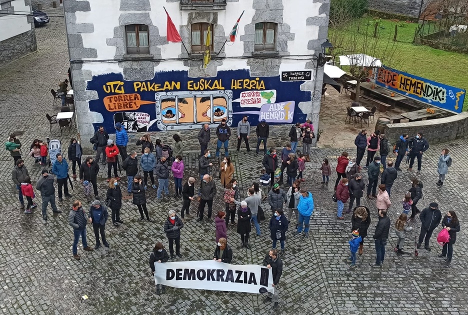 Leitzako plazan bildu dira herritarrak. (@ELANafarroa)