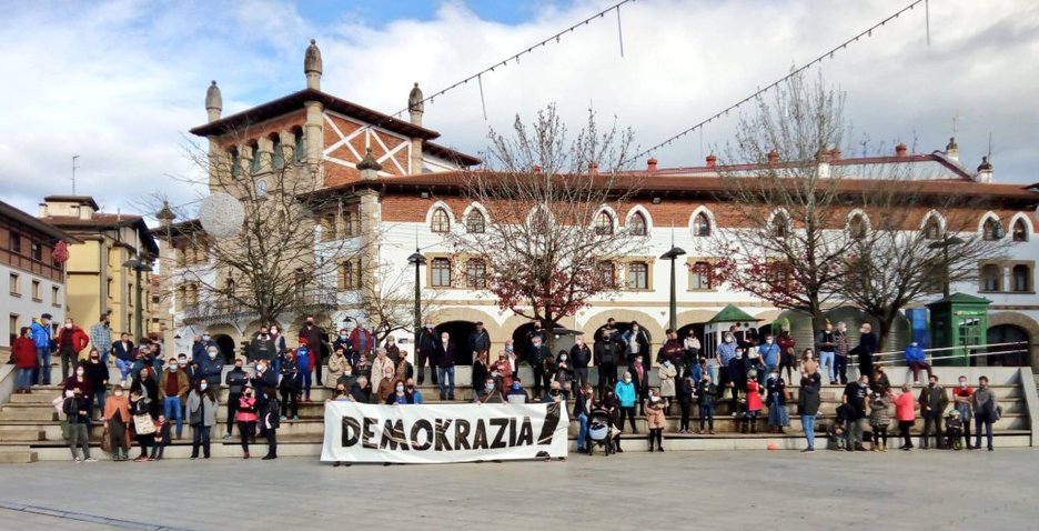 ‘Demokrazia’ lelopean, elkarretaratzea Mungian. (@DianaUrrea5)