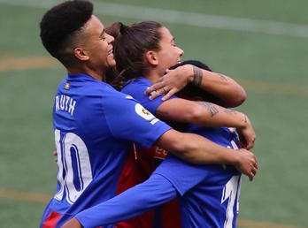 Ruth y Llompart abrazan a Thembi para celebrar el gol de la sudafricana, que abría el marcador en el primer tiempo. (SD Eibar)