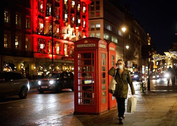 Una mujer pasea sola en Londres antes de que se declare el Tier 4 en toda la ciudad. (Tolga AKMEN/AFP) 