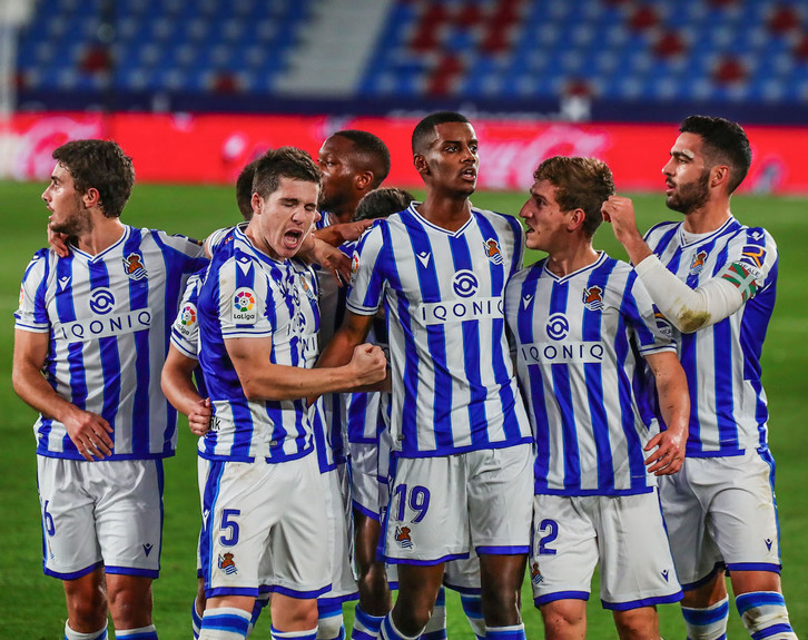 Los jugadores realistas celebran el gol de falta de Isak que rompía su mala racha. (AGENCIA LOF)