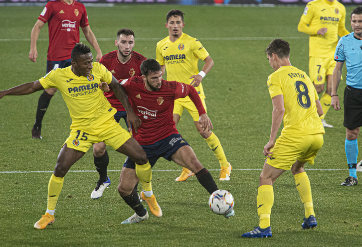Calleri intenta salir del entramado del Villarreal. (Jagoba MANTEROLA/FOKU)