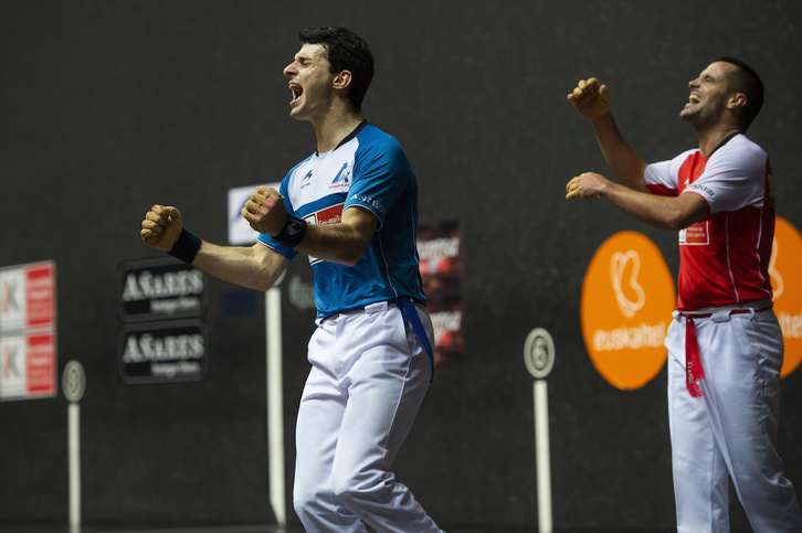 Jokin Altuna celebra un tanto ante la desesperación de Bengoetxea VI. (Monika DEL VALLE/FOKU)