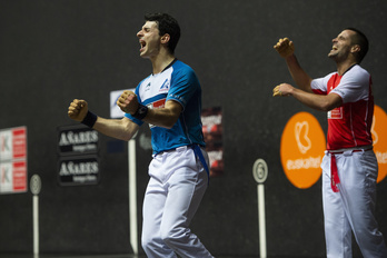 Jokin Altuna celebra un tanto ante la desesperación de Bengoetxea VI. (Monika DEL VALLE/FOKU)