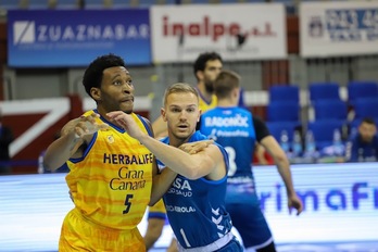 Stan Okoye, en la imagen marcado por Johnny Dee, ha sido uno de los verdugos de Gipuzkoa Basket en Illunbe. (O. ARAUJO / ACB PHOTO)