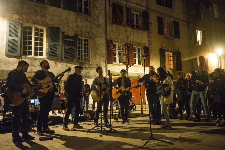 Baionan, Euskal Herriko beste txoko anitzetan bezala, Hertzainak taldearen ‘564’ kantua abestu zuten. (GUILLAUME FAUVEAU)