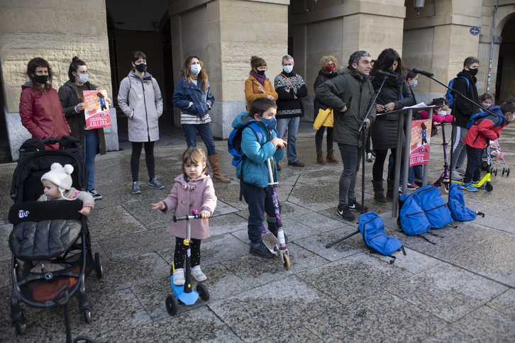 Sare, Donostian, motxiladun haurren errealitatea salatzeko agerraldian. (Juan Carlos RUIZ / FOKU)