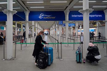 Una mujer, dispuesta a viajar en el Eurostar. (Niklas Halle'n/AFP)