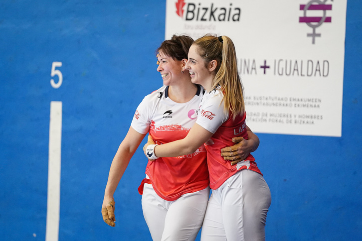 Aldai y Orbegozo, felices tras ganar el Master Laboral Kutxa de parejas. (Endika PORTILLO/FOKU)