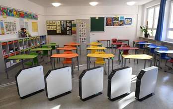 Filtros de aire se encuentran en un aula vacía de una escuela primaria en Eichenau, cerca de Múnich, en el sur de Alemania. (Christof STACHE/AFP)