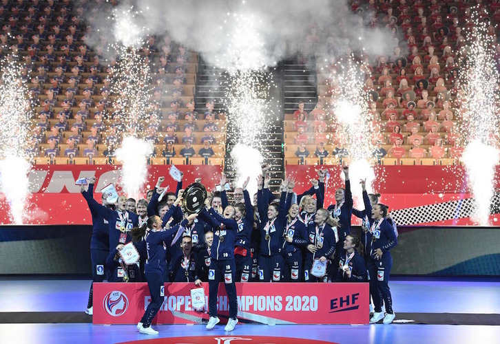 Las jugadoras noruegas celebran la consecución del Europeo 2020 al ganar a Francia. (Jonathan NACKSTRAND/AFP)