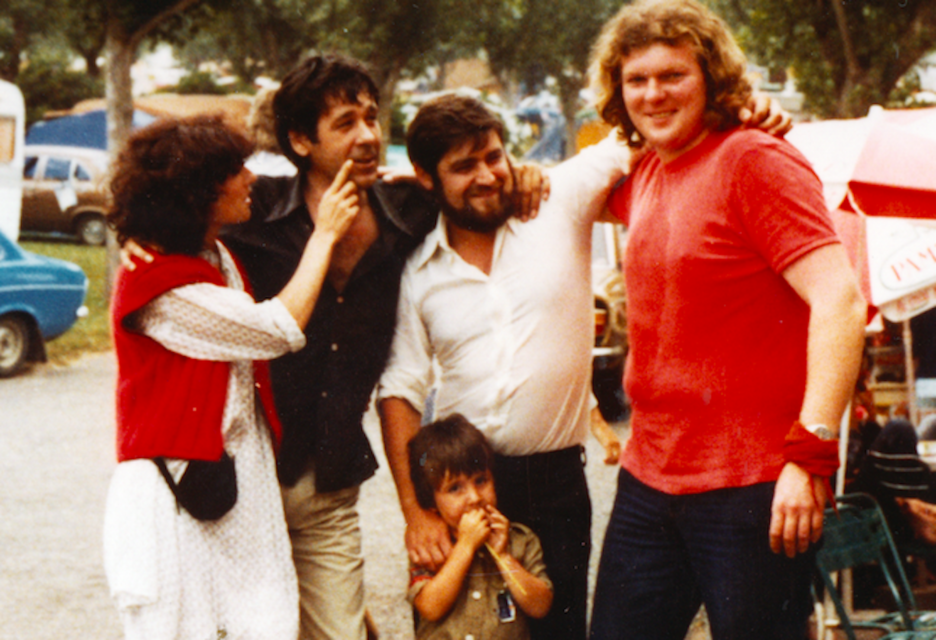 Josu Urrutikoetxea lagun batzuekin Biarritzeko kanping batean. Horien artean, Paco Ibañez abeslaria.