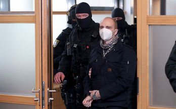 Stephane Balliet, autor del ataque a la sinagoga de Halle, a su llegada a la Audiencia de Magdeburgo para oír el veredicto. (Ronny HARTMANN/AFP)