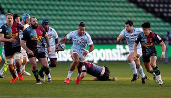 El ala biarrota Teddy Thomas se escapa de la defensa de Harlequins y corre para anotar el primer ensayo de Racing. (Adrian DENNIS / AFP)