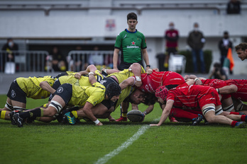 Las delanteras de Getxo y Ordizia, frente a frente en una melé en el derbi de Fadura. (Aritz LOIOLA / FOKU)
