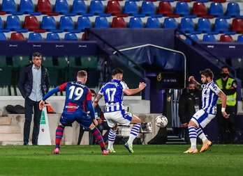 Imanol sigue un lance con Merquelanz y Portu en el partido del sábado. (LOF)