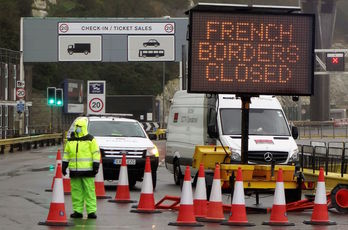Un cartel alerta en la entrada del puerto de Dover que la frontera francesa está cerrada. (William EDWARDS/AFP)