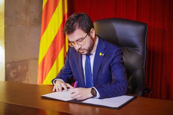 Pere Aragonès firma el decreto de convocatoria electoral. (@GOVERN)