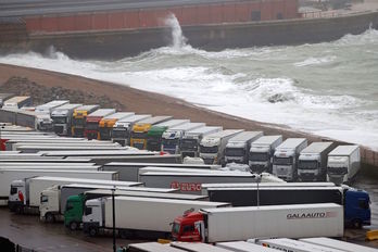 Camiones en el puerto de Dover, mientras baten las olas. (Adrian DENNIS | AFP)