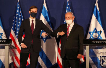 Jared Kushner, asesor y yerno de Trump, y el primer ministro israelí Benjamin Netanyahu. (RONEN ZVULUN / AFP)
