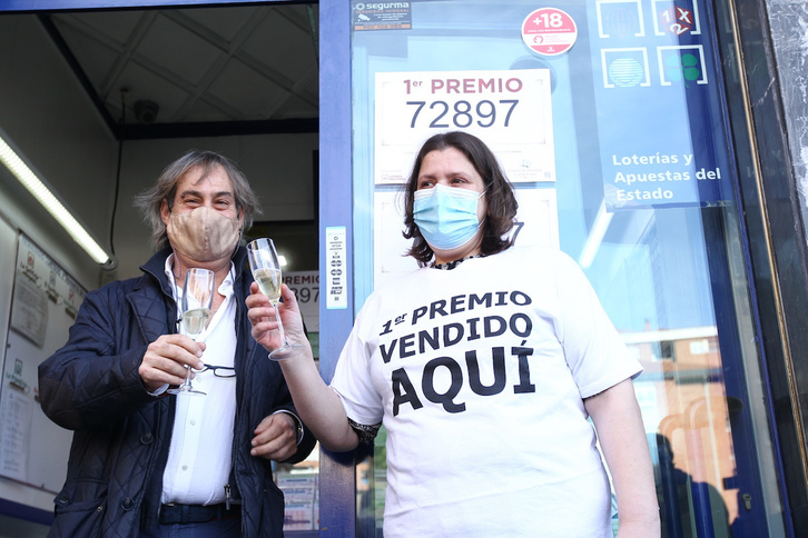 Celebración en Bilbo, donde el Gordo de Navidad ha dejado cuatro millones de euros. (Aritz LOIOLA/FOKU)