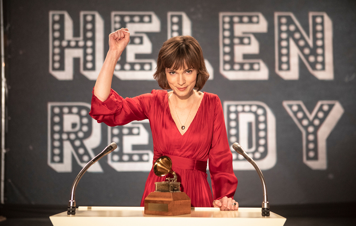 Helen Reddy (Tilda Cobham-Hervey) recibe su Grammy en 1972. (NAIZ)
