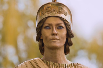 Vanessa Paradis es la hermana que hace de estatua humana en plena calle. (NAIZ)