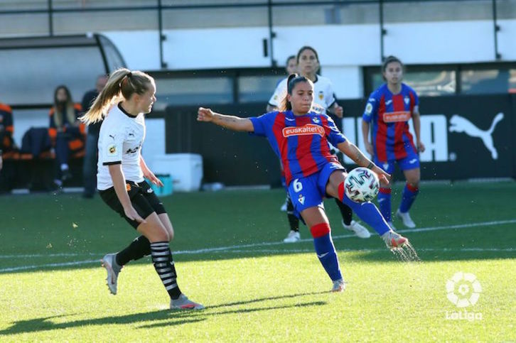 Llompart aleja el balón ante una jugadora del Valencia. (LaLiga)