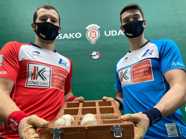 Aitor Elordi eta Julen Egiguren gustura agertu dira finalerako materialarekin. (ASPEPELOTA)