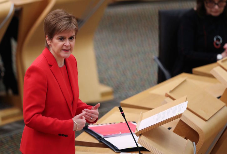 Nicola Sturgeon, ministra principal de Escocia, durante una sesión parlamentaria. (Russell CHEYNE/AFP)