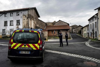Gendarmes, en el pequeño pueblo de la matanza. (Olivier CHASSIGNOLE | AFP)